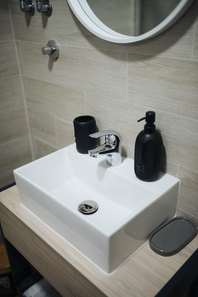 Colored Bathroom Fixtures - When Your Toilet Makes a Statement (image credits: flickr)