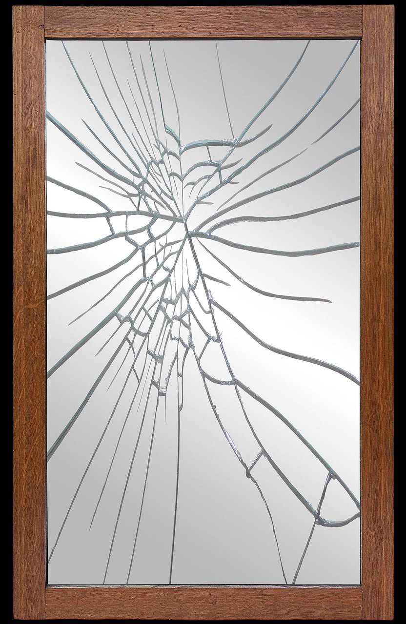 Broken or Cracked Mirrors (image credits: pixabay)