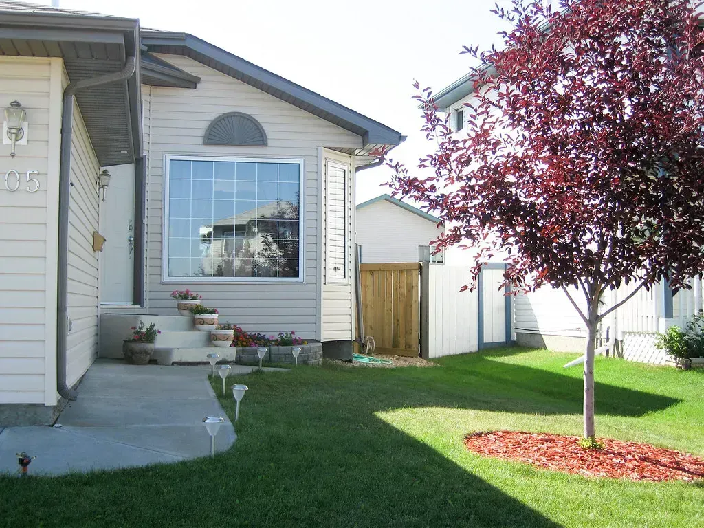 Landscaping and Curb Appeal: The Power of First Impressions (Image Credits: Flickr)