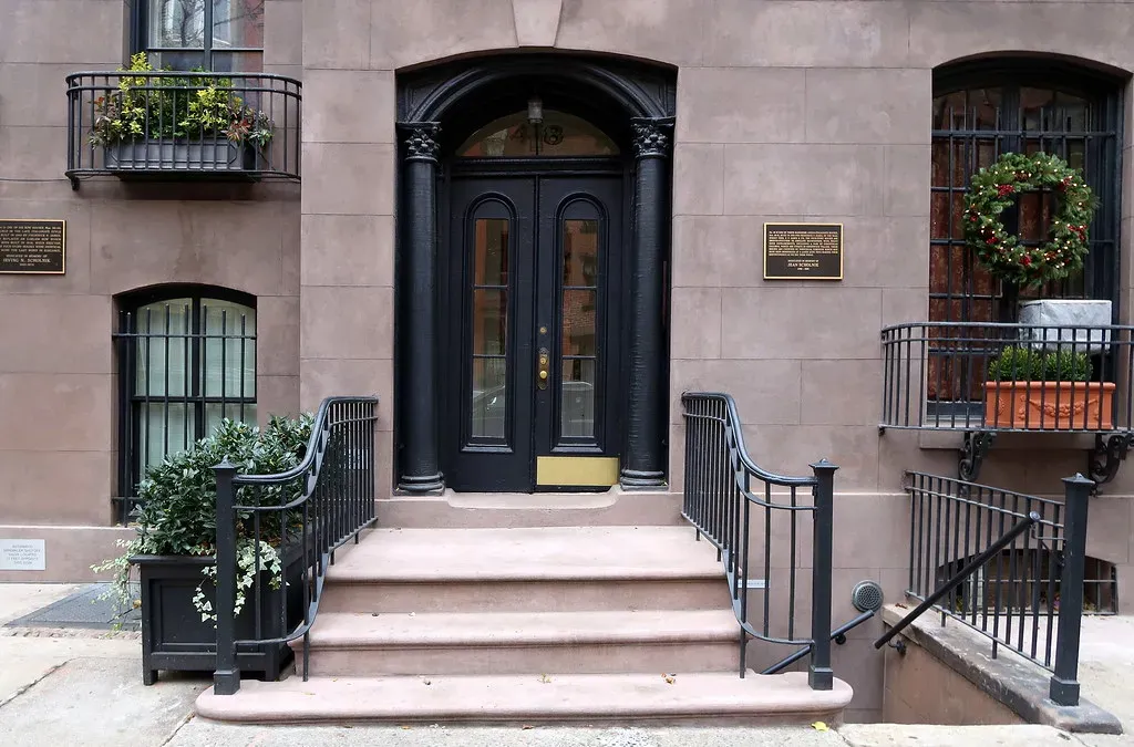 Add personality with planters and house numbers (Spencer Means, Flickr, CC BY-SA 2.0)