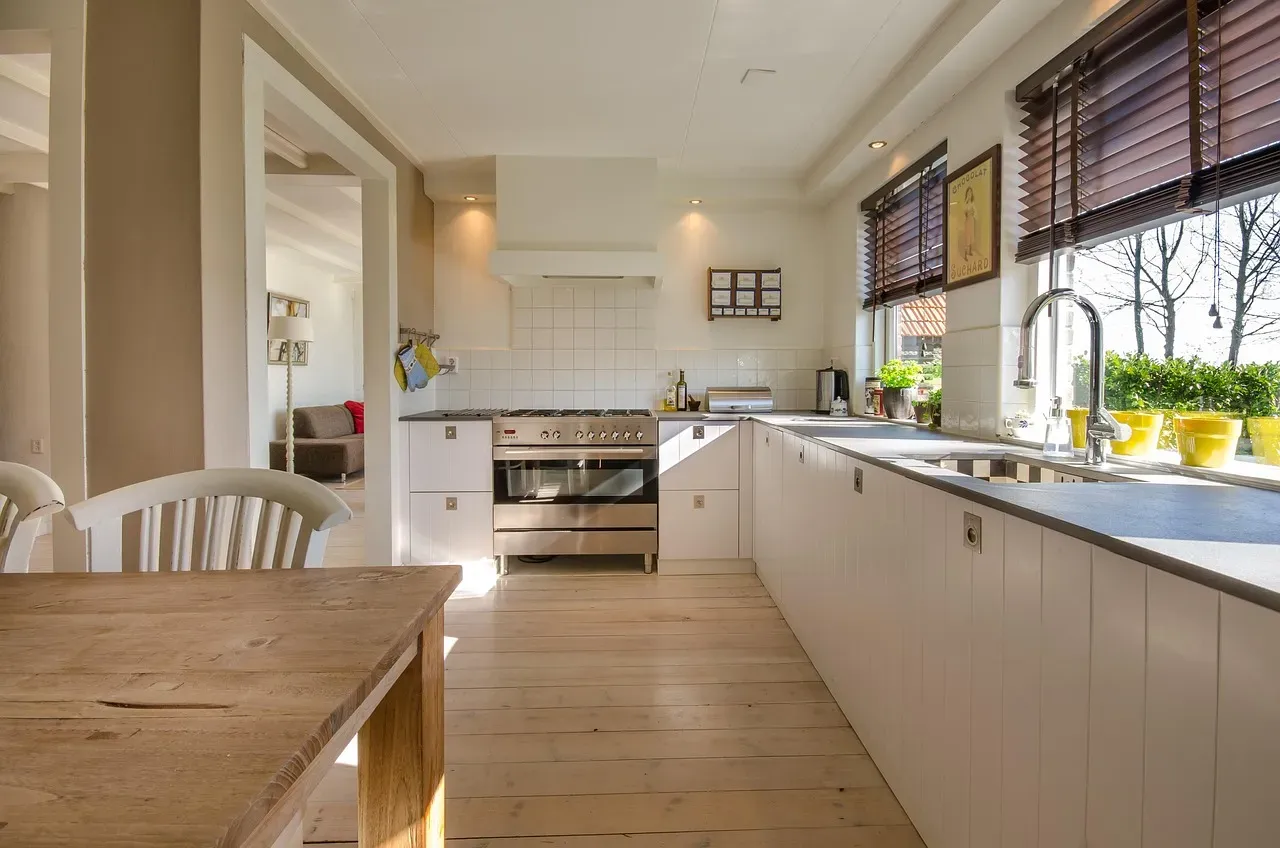 Sun-drenched kitchens with warm wood tones (Image Credits: Pixabay)