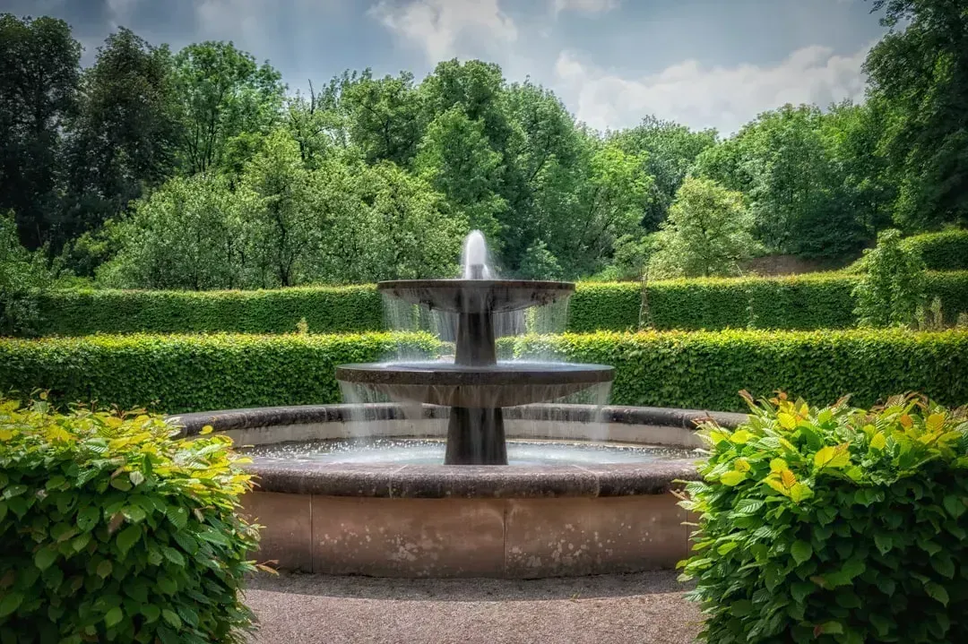 Water features that add sound without adding noise (Image Credits: Unsplash)