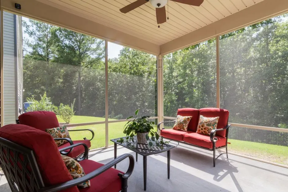 Screened porches for bug-free evenings (Image Credits: Pexels)