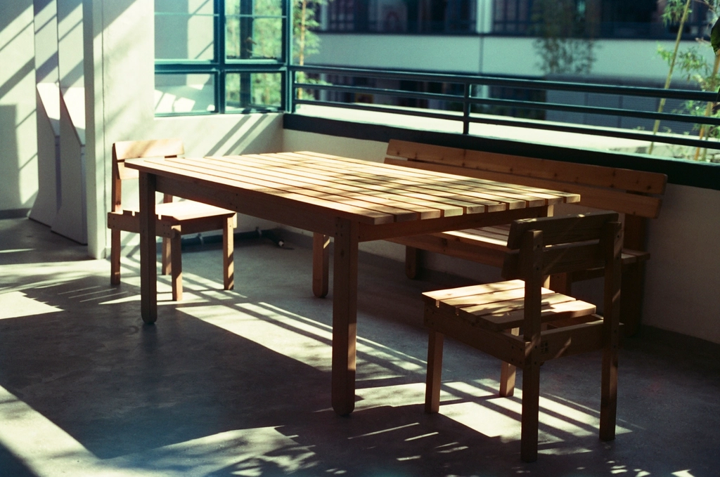 Furniture Polish with Skin-Absorbing Toxins (image credits: rawpixel)