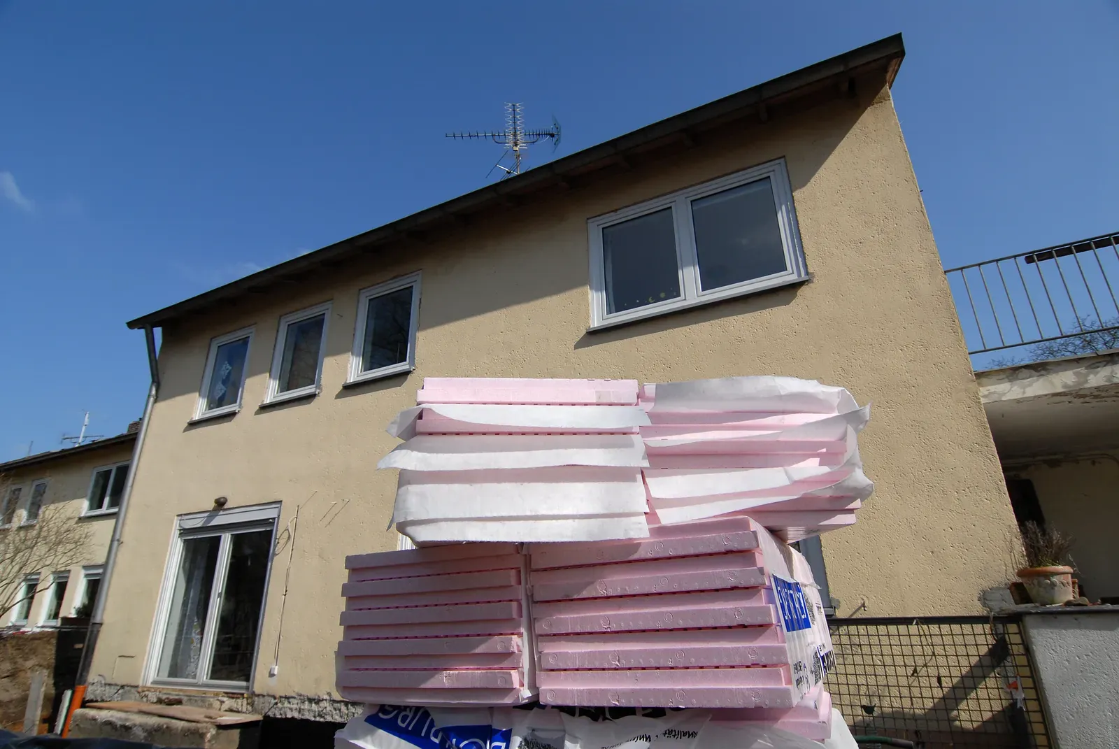 Windows and thermal bridging quietly undo good insulation (By EnergieAgentur.NRW, CC BY 2.0)