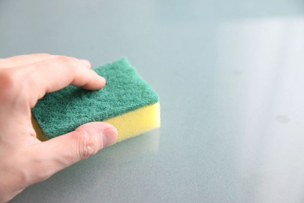 Using the Same Kitchen Sponge for Everything (image credits: rawpixel)