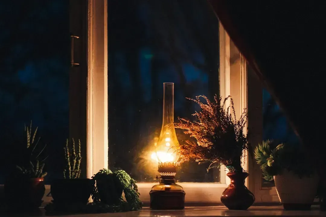 7. Using the Wrong Light Bulb Wattage (Image Credits: Unsplash)