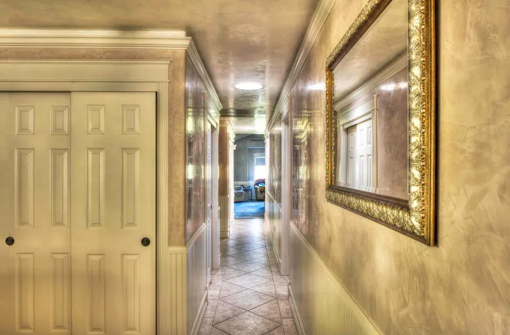 Texture, materials, and the feel of a room (Bob Dass, Flickr, CC BY 2.0)
