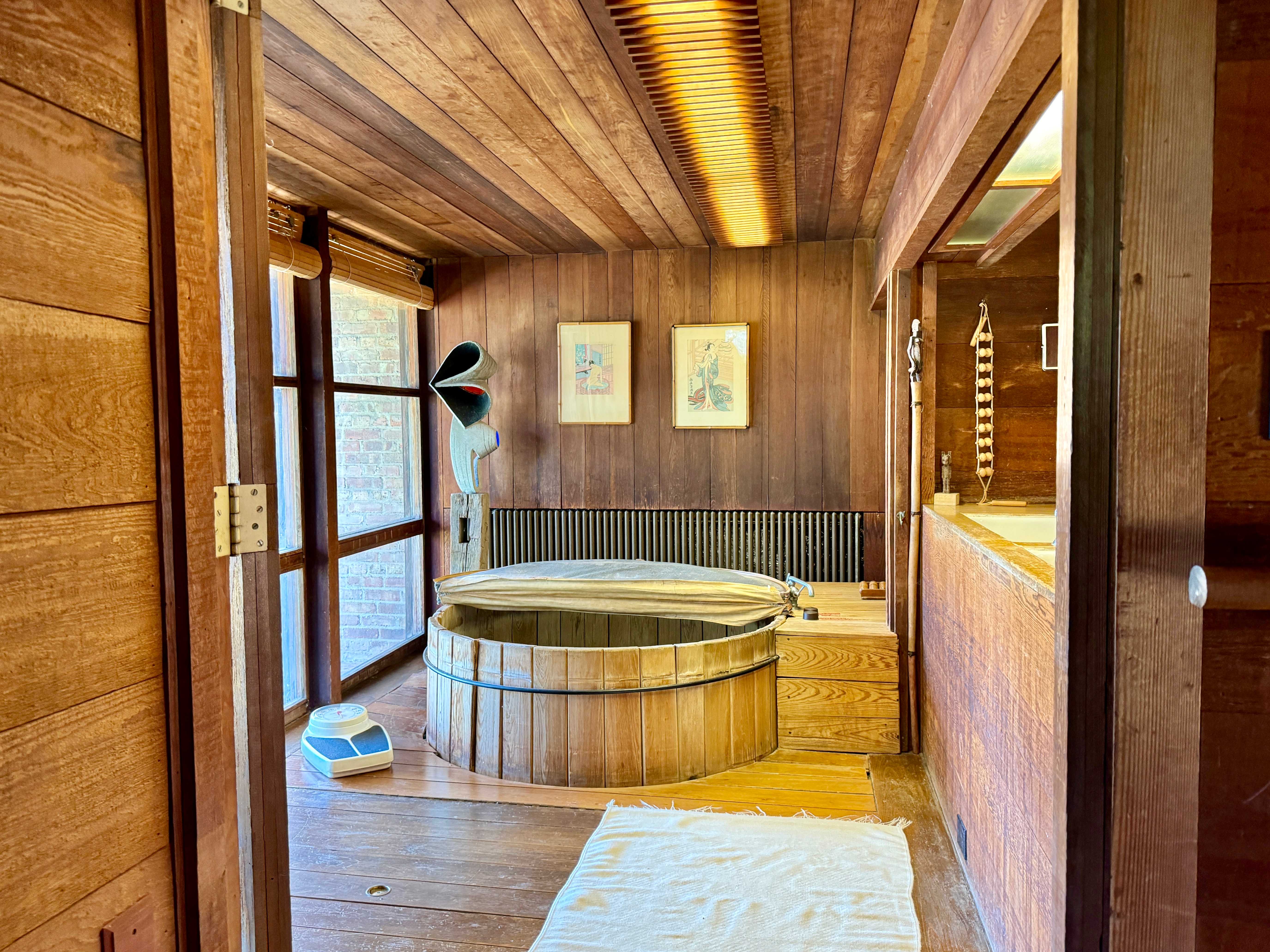 Warm Wood and Natural Materials (Image Credits: Wikimedia)