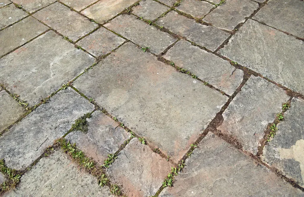 Natural stone flooring that holds the heat just right (conall.., Flickr, CC BY 2.0)