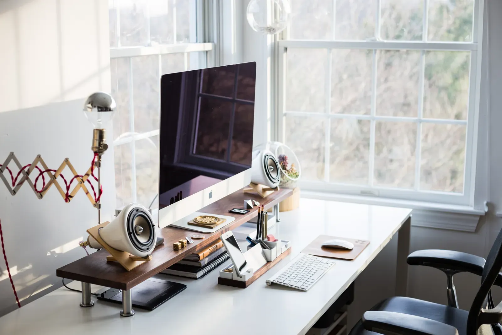 A home office tucked into an unused angle (By Jeff Sheldon ugmonk, CC0)