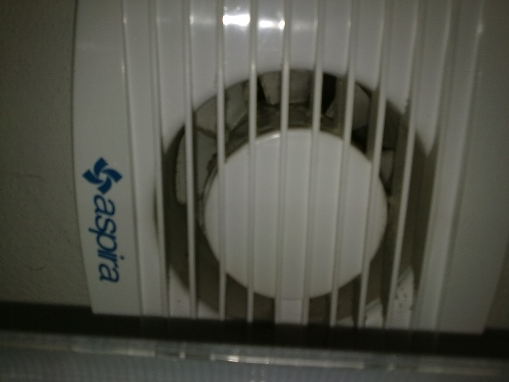 Venting Bathroom Fans Into Attic Spaces (Image Credits: Wikimedia)