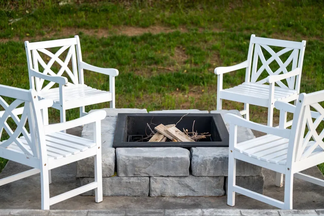 Fire pit seating arrangements (Image Credits: Unsplash)