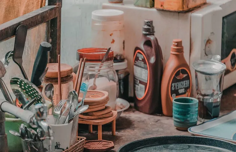 What a Cluttered Kitchen Signals to the Brain (Image Credits: Pexels)