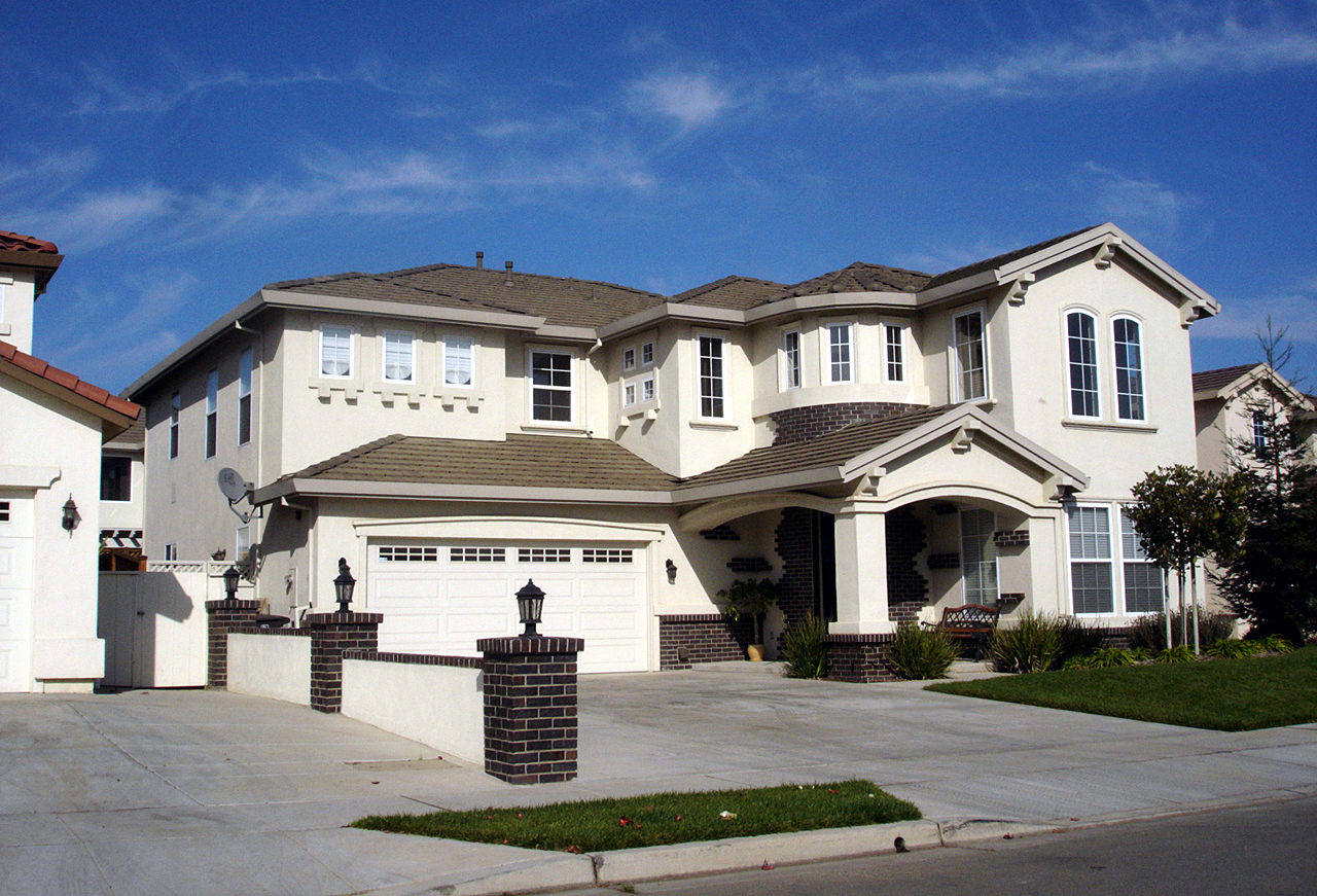 Energy Bills That Break Household Budgets (image credits: By Salinas_mcMansion.jpg: Brendelderivative work: NVO (talk), CC BY-SA 2.5, https://commons.wikimedia.org/w/index.php?curid=12680451)