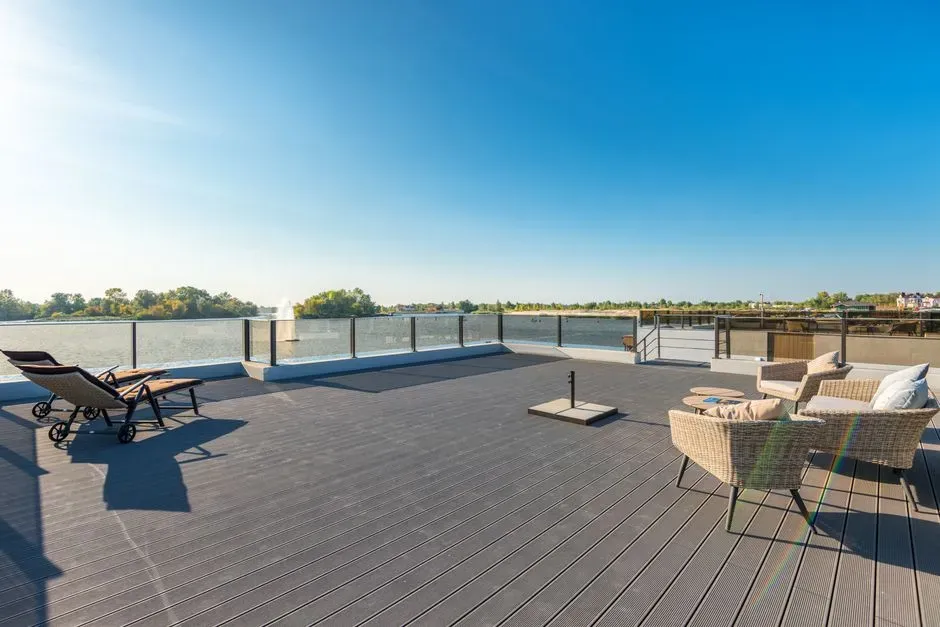 Lakeside and waterfront decks (Image Credits: Pexels)