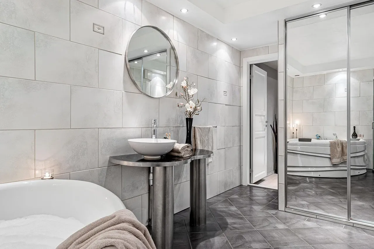 Bathrooms that use light tile and natural materials (Image Credits: Pixabay)