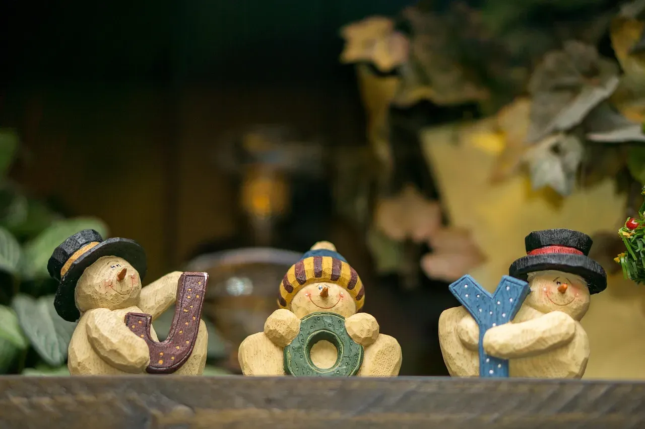 1. Excess Small Decorative Items and Knickknacks (Image Credits: Pixabay)