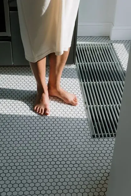 Heated floors and radiant warmth (Image Credits: Pexels)