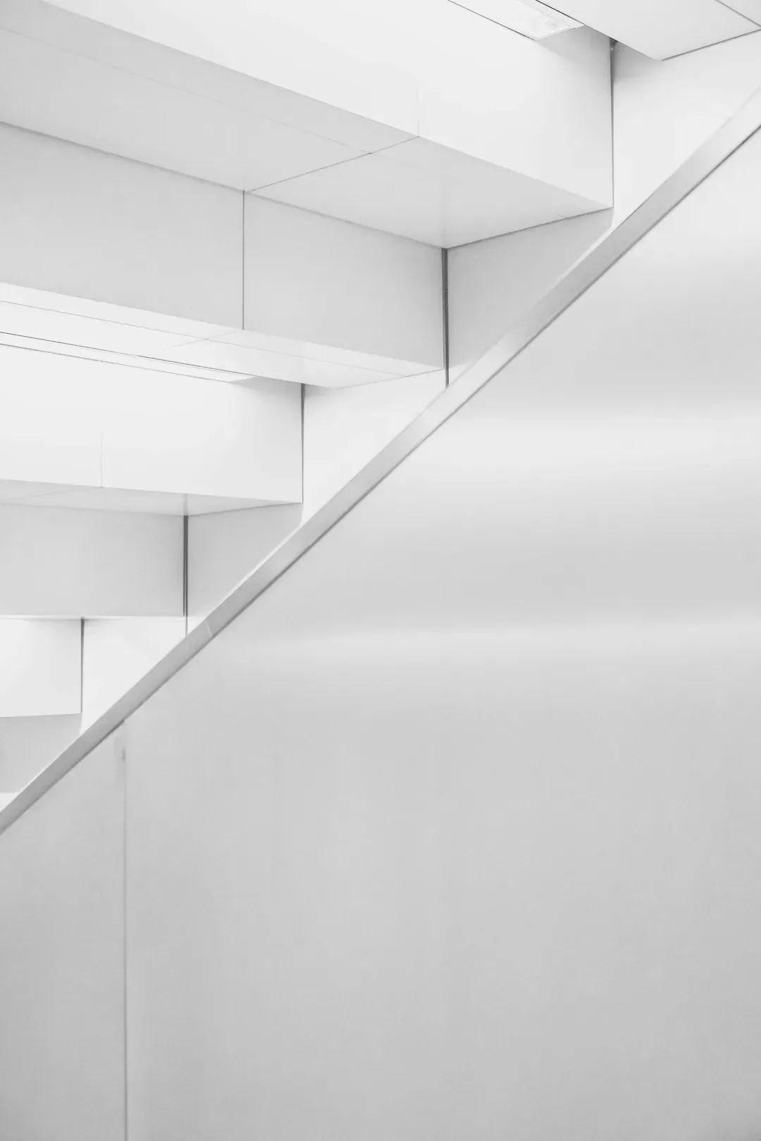 2. Skipping Layered Lighting in Favor of One Overhead Source (Image Credits: Unsplash)