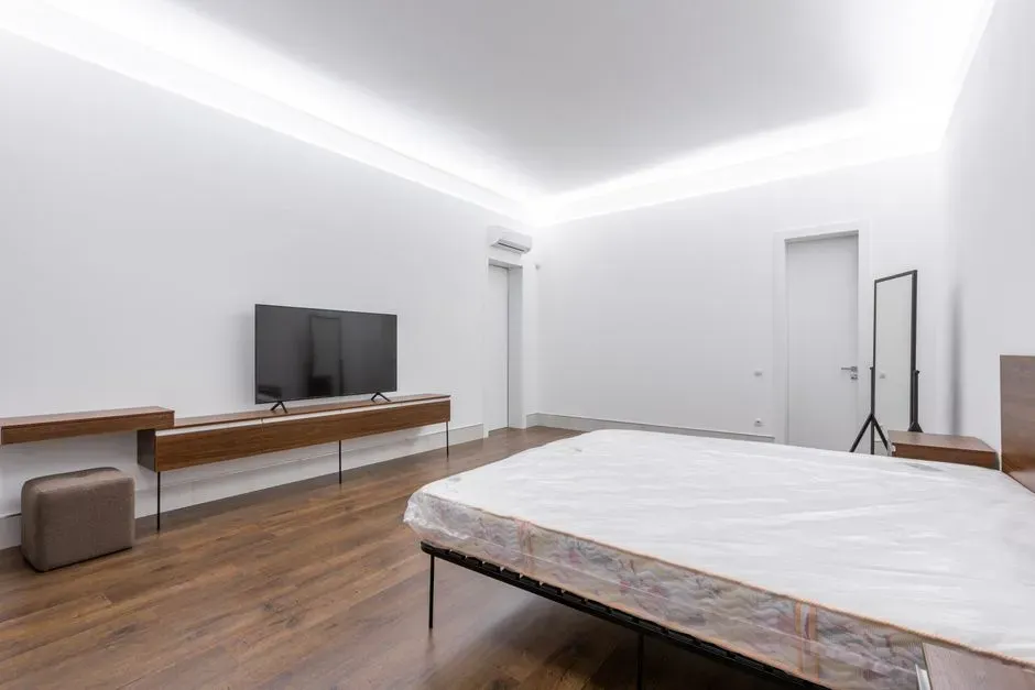Choosing wall colors that reflect rather than absorb light (Image Credits: Pexels)