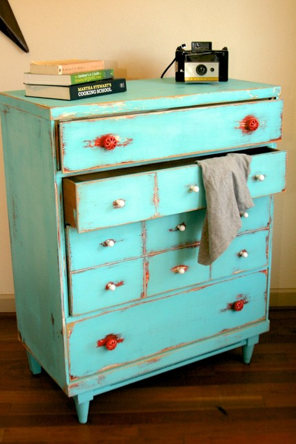 Furniture in Poor Condition or Obvious Wear (image credits: By apartment28, CC BY 2.0, https://commons.wikimedia.org/w/index.php?curid=21801611)