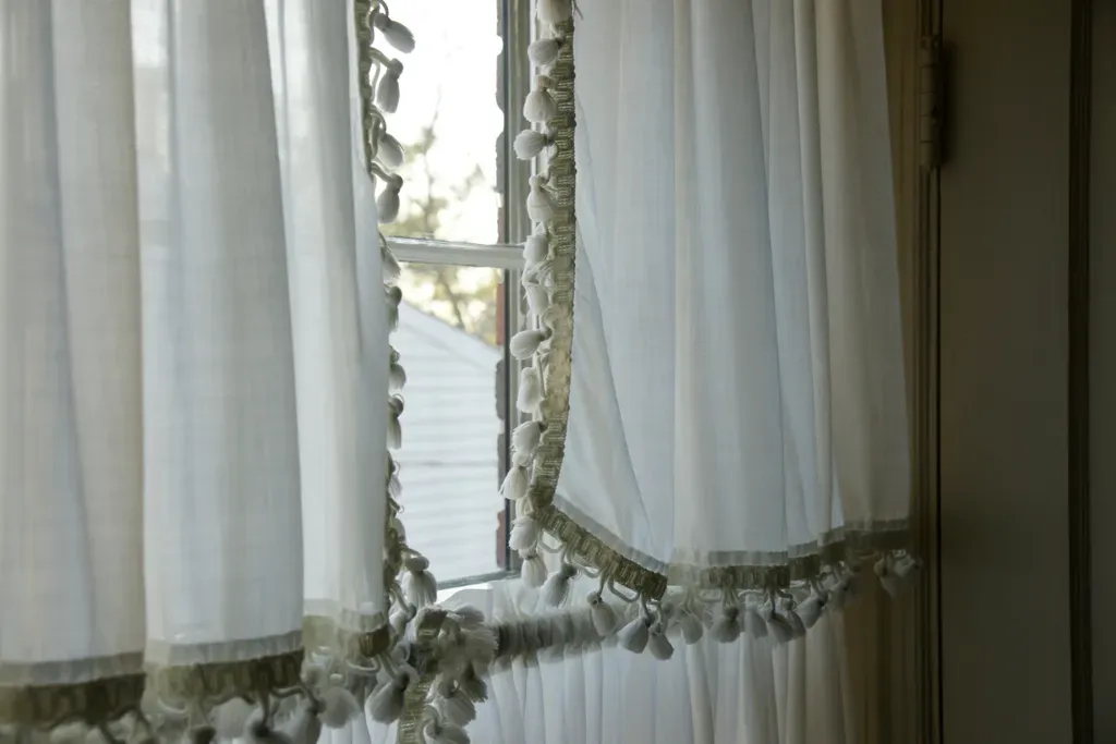 Maximizing natural light through window treatments (romana klee, Flickr, CC BY-SA 2.0)