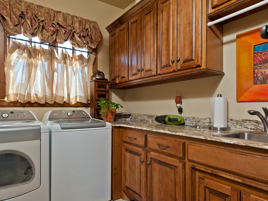 Waterfall Kitchen Countertops (Image Credits: Flickr)