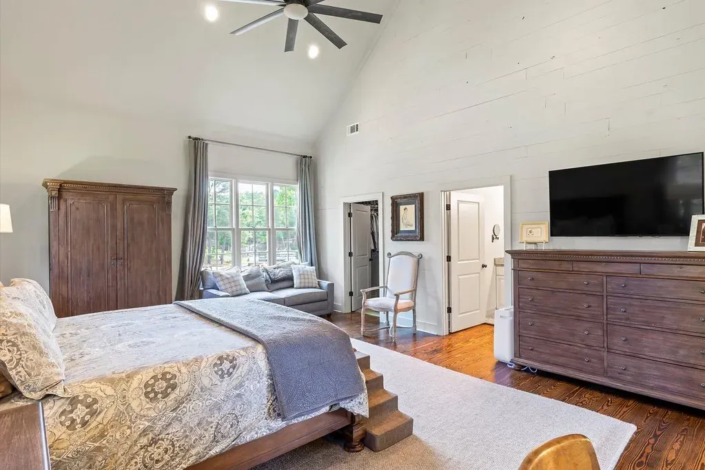 8. A comfortable, private primary suite (LakeMartinVoice, Flickr, CC BY 2.0)
