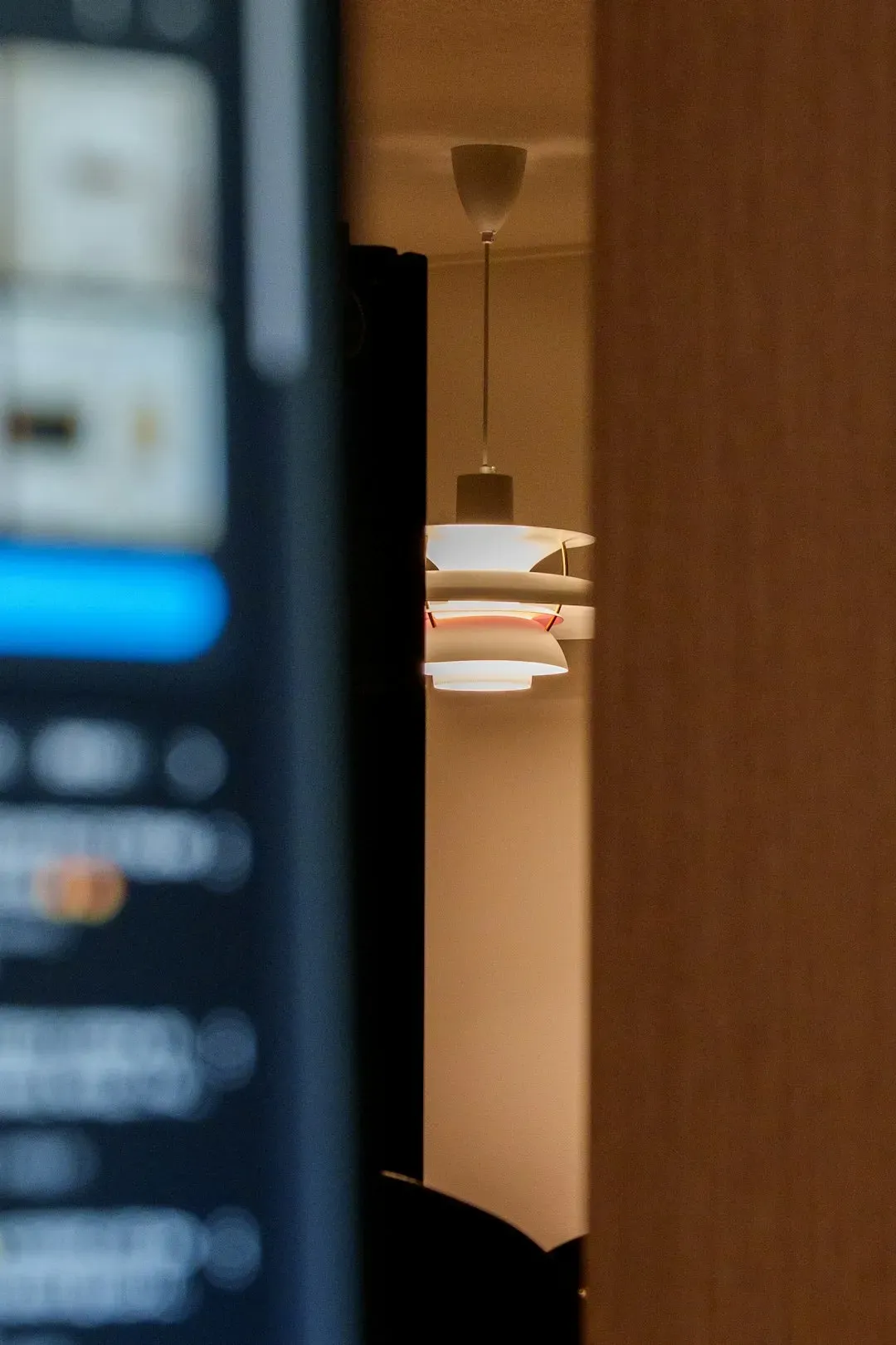 1. Layered Lighting Instead of a Single Overhead Source (Image Credits: Unsplash)