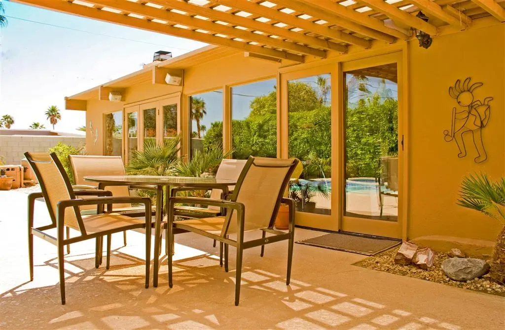 Indoor-Outdoor Flow and the Garden Connection (Randy Heinitz, Flickr, CC BY 2.0)