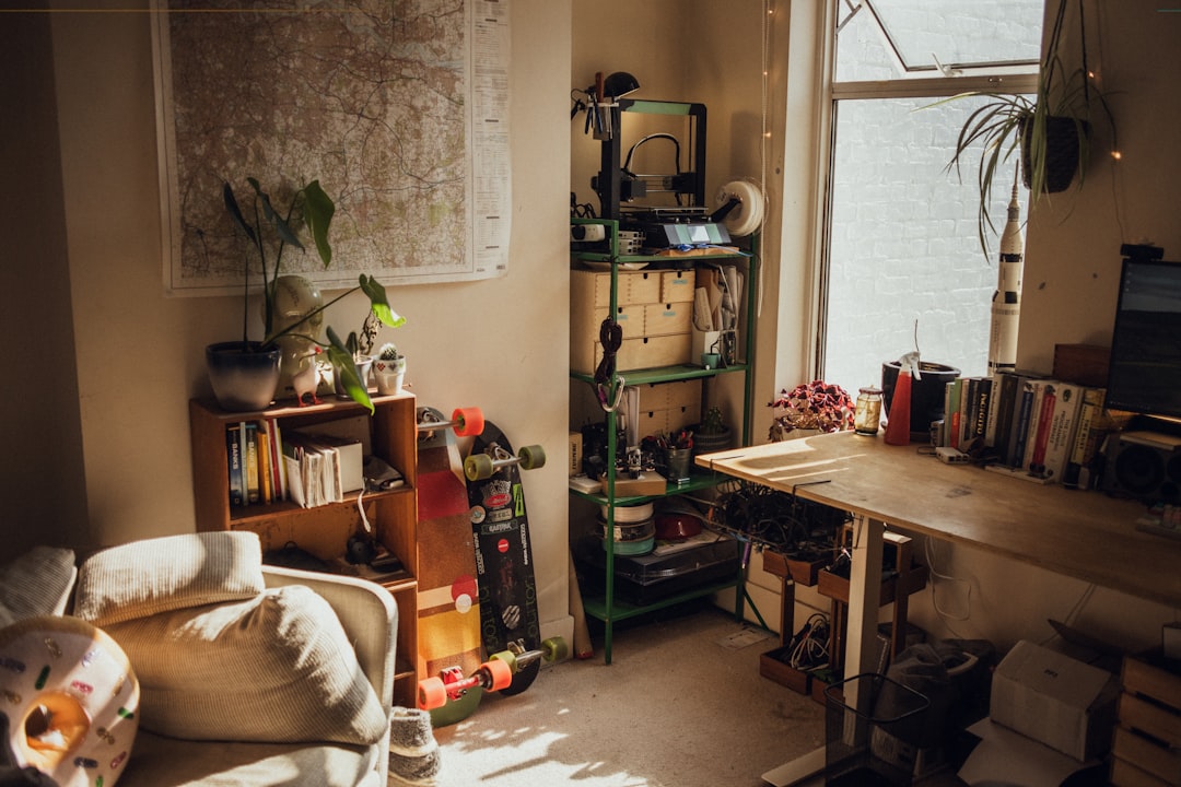 Clutter and Personal Items Overwhelm Buyer Imagination (Image Credits: Unsplash)