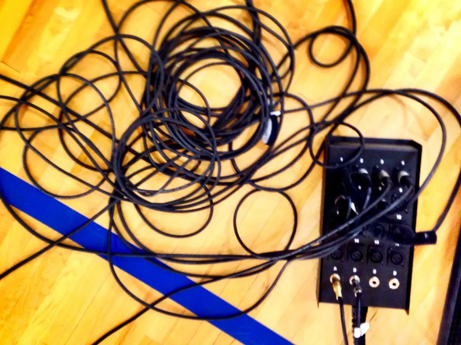 5. Old Electronics, Cords, and Chargers (306/365, CC BY-SA 2.0, https://commons.wikimedia.org/w/index.php?curid=39255105)