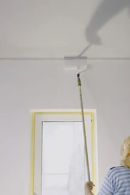 Choosing ceiling and trim colors that extend the sense of height (Image Credits: Pexels)