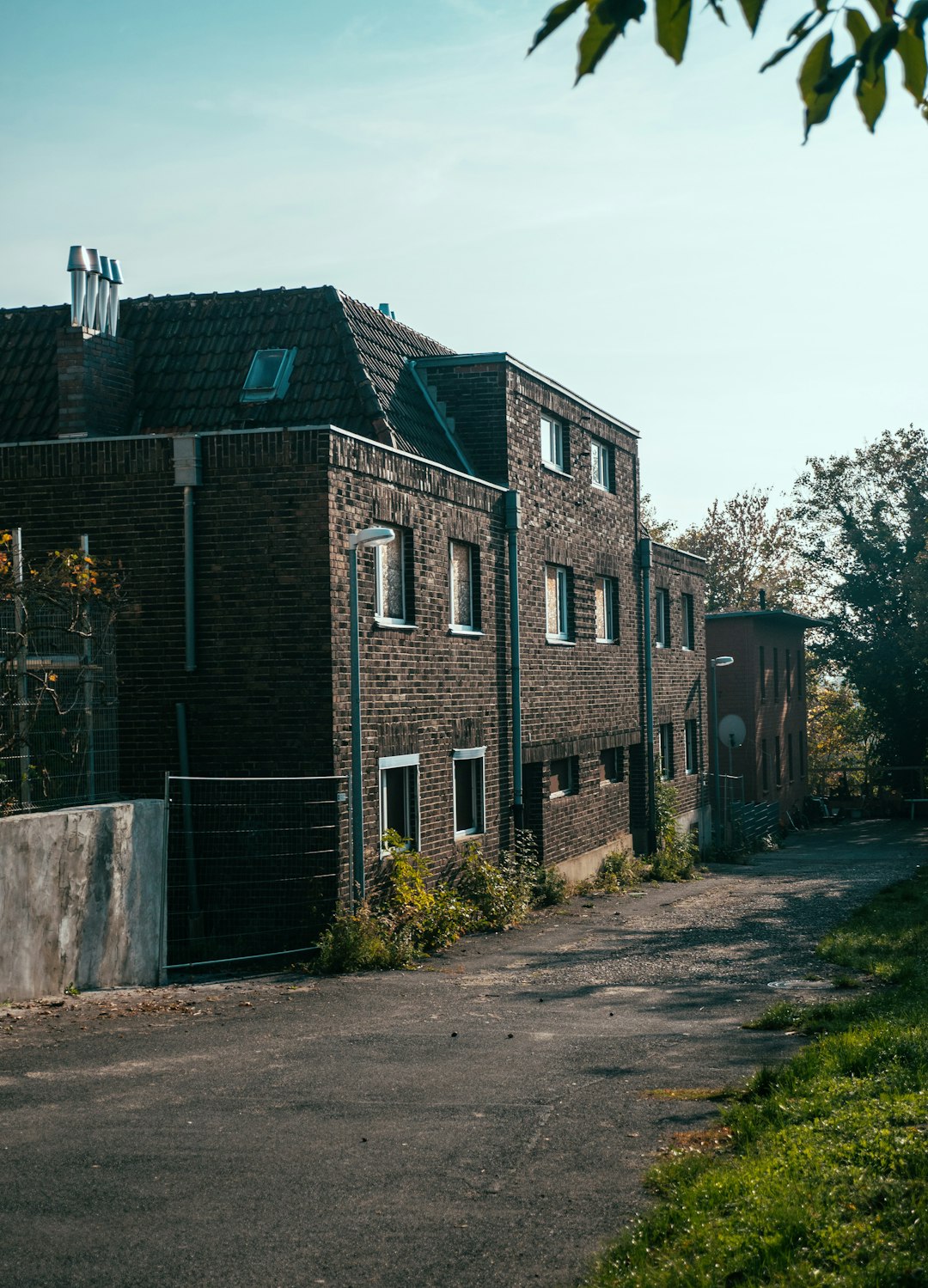 The Great Suburban Exodus: When Dream Homes Become Empty Shells (image credits: unsplash)