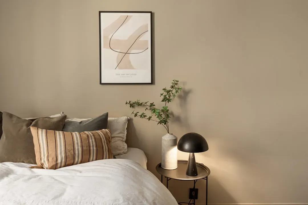 A neutral base with intentional color moments (Image Credits: Unsplash)