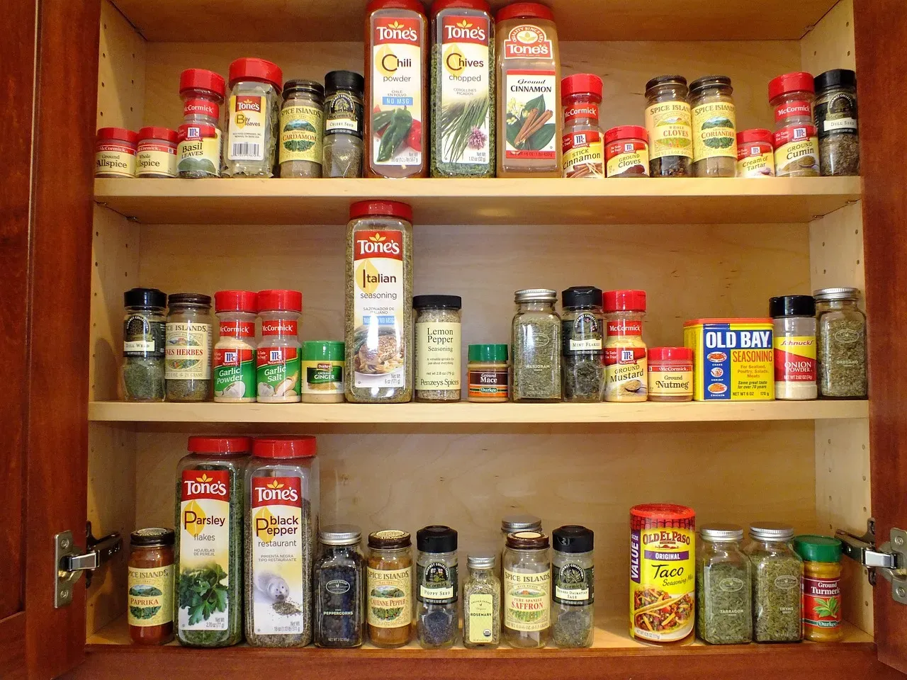 6. Expired Food, Duplicate Pantry Items, and Fridge Clutter (Image Credits: Pixabay)