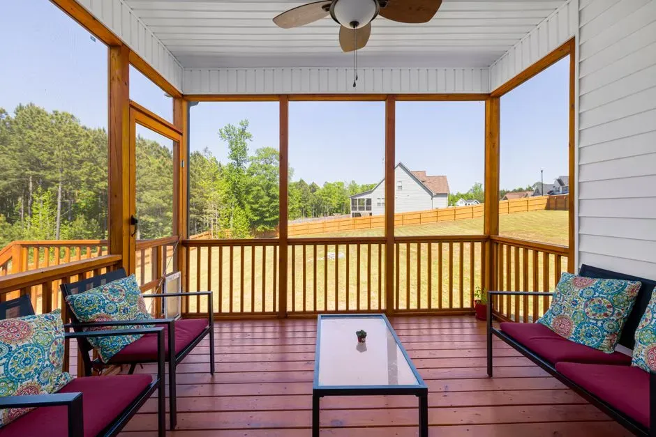 Screened porches that block bugs, not breezes (Image Credits: Pexels)