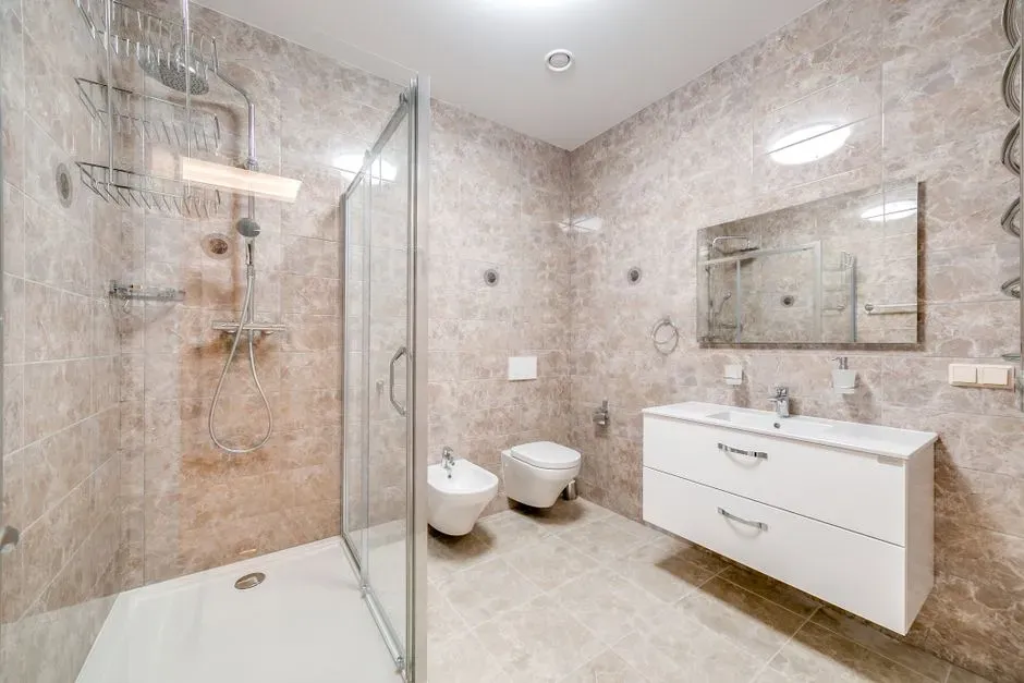 Curbless wet rooms and walk in showers (Image Credits: Pexels)