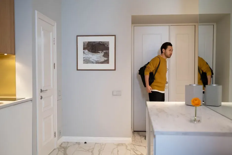 An entryway drop zone (Image Credits: Pexels)