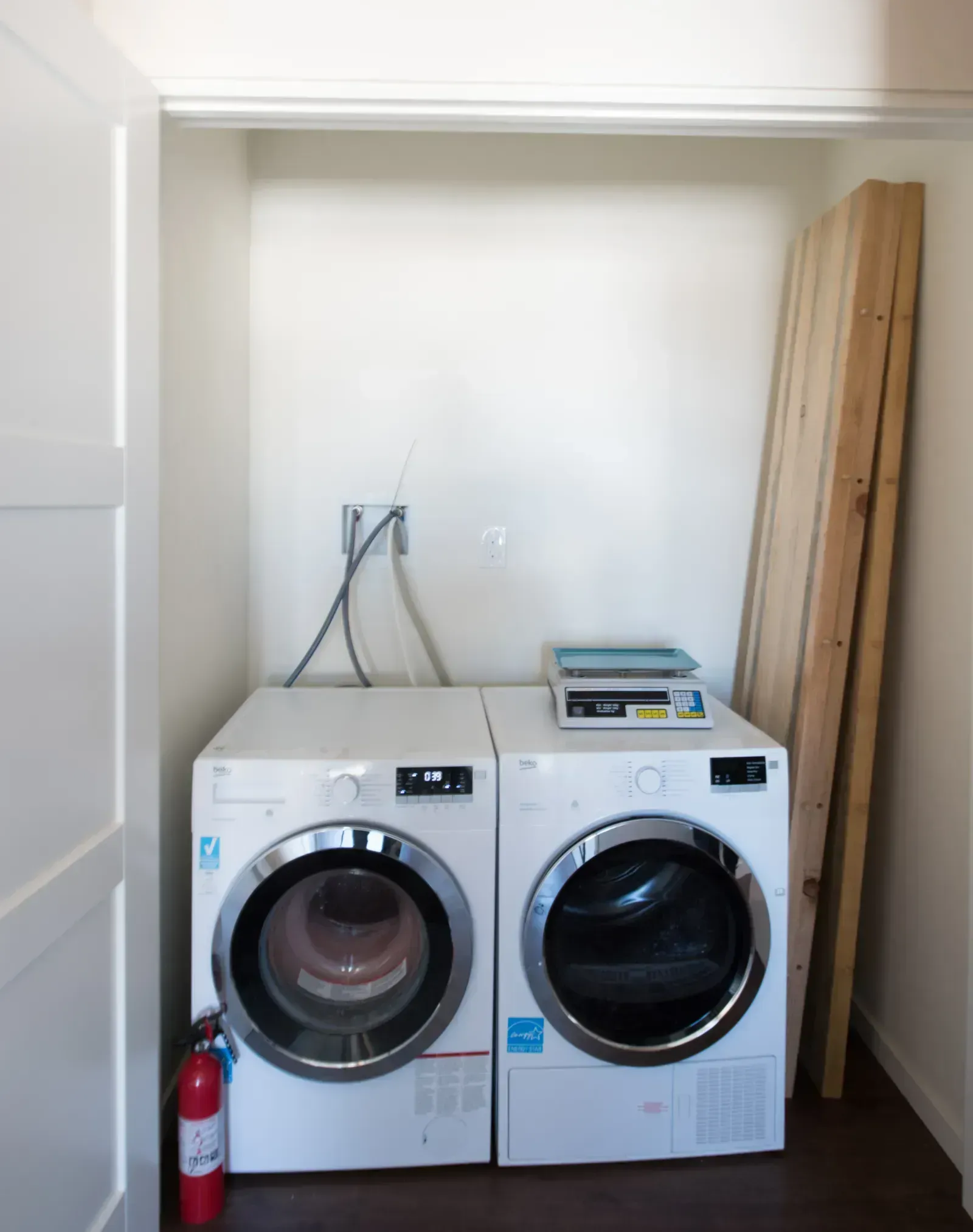 4. The Clothes Dryer: A Heat-Hungry Giant (Image Credits: Wikimedia)