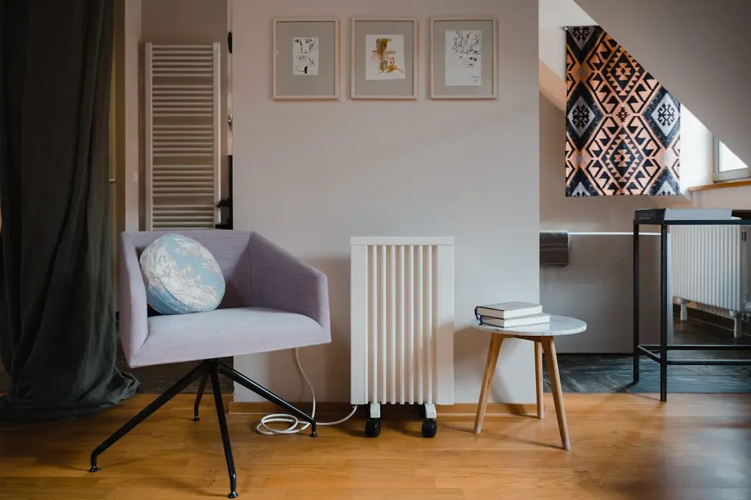 Styling: how lighting, mirrors and art complete a corner (Image Credits: Unsplash)