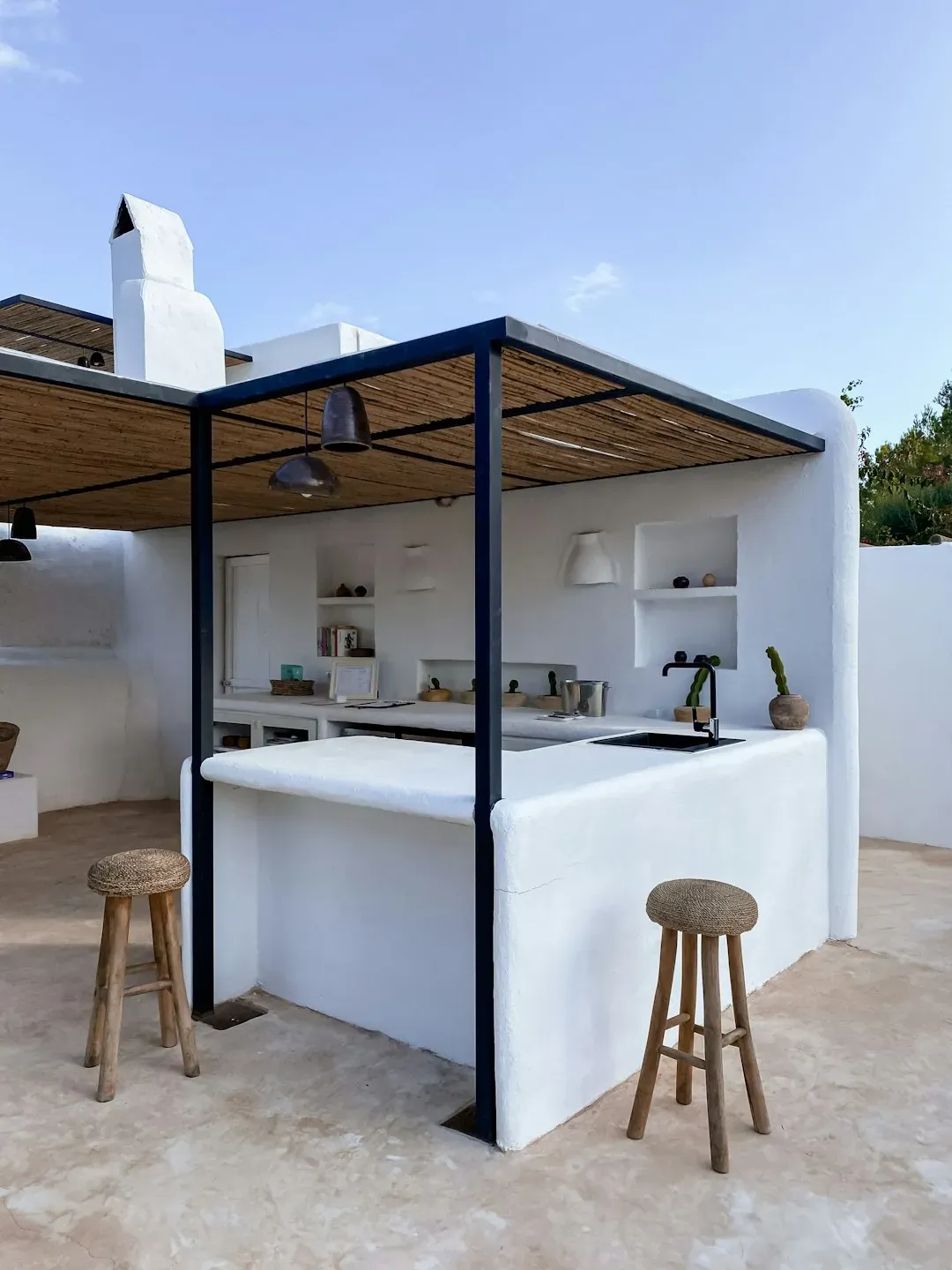 Outdoor kitchens built for real cooking (Image Credits: Unsplash)