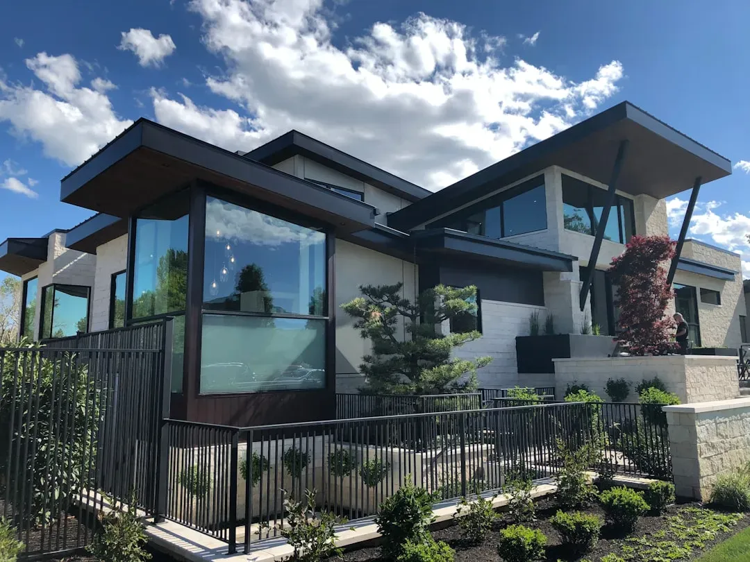 Mid-Century Modern Homes (Image Credits: Unsplash)