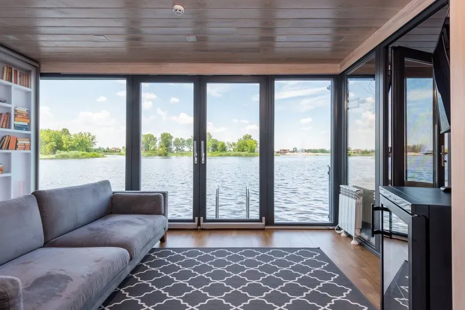 Floor to ceiling windows and the return of daylight (Image Credits: Pexels)