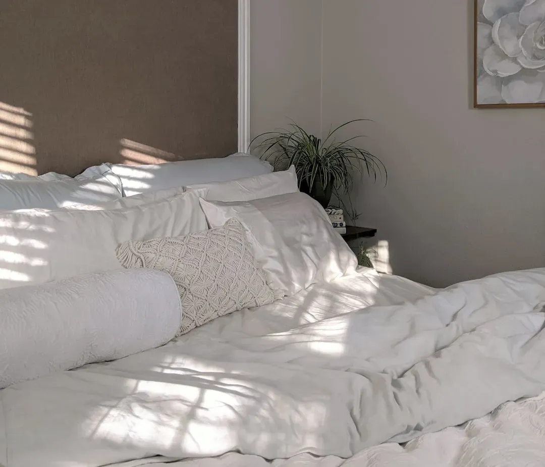1. Layer soft textiles for warmth and texture (Image Credits: Unsplash)