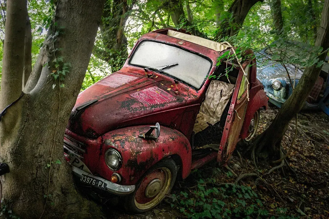 1. Inoperable or Junk Vehicles (Image Credits: Pixabay)