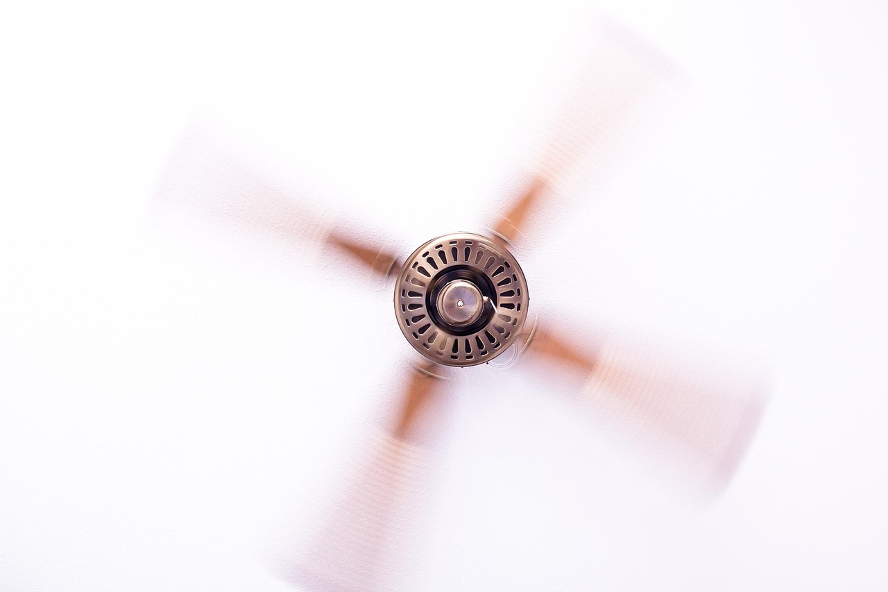 When Ceiling Fans Actually Help Air Quality (image credits: pixabay)