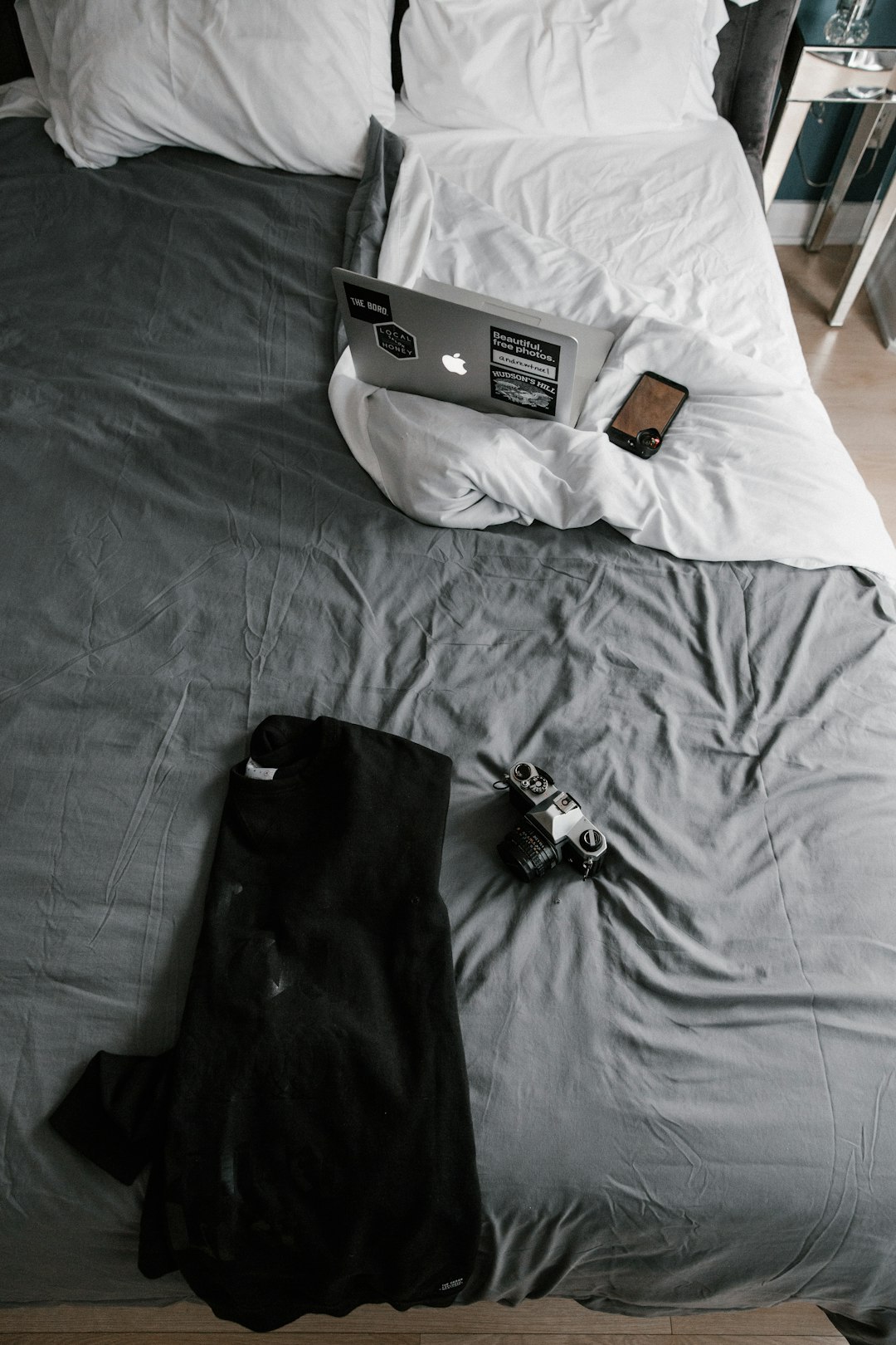 Electronics in the Bedroom (image credits: unsplash)