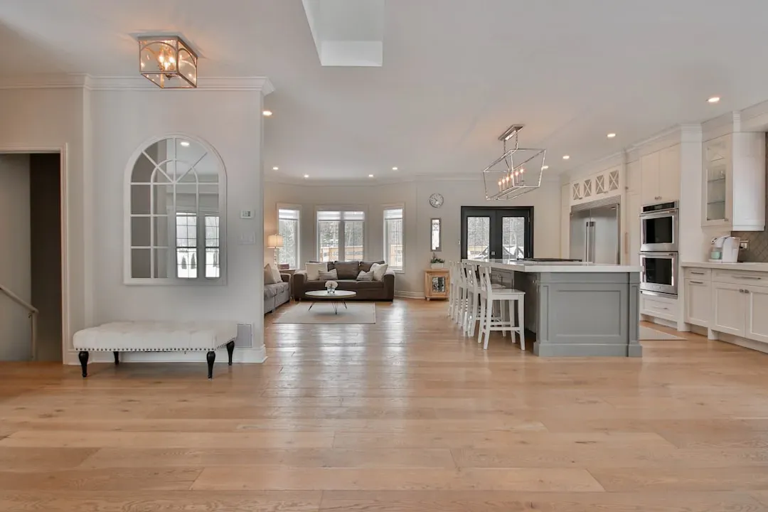 Let flooring flow without interruption (Image Credits: Unsplash)